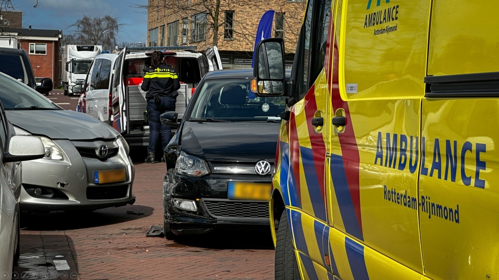 Aanrijding op parkeerterrein winkelcentrum Van Hogendorplaan Vlaardingen