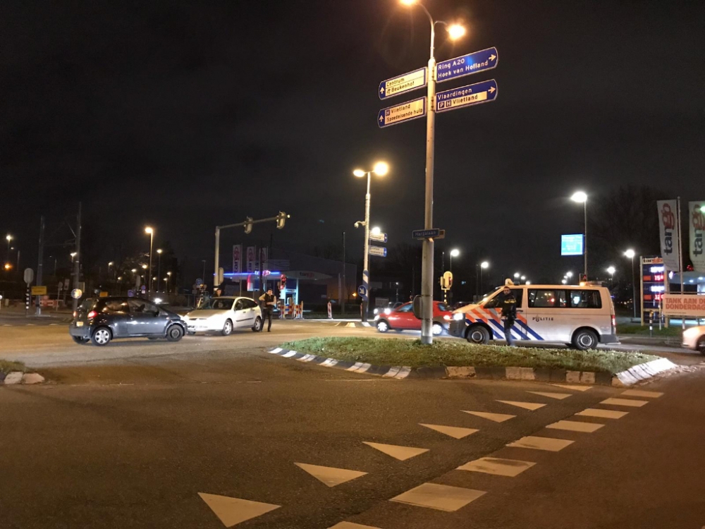 Twee auto's botsten op elkaar: twee gewonden, één aanhouding