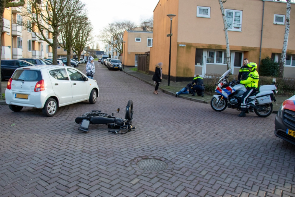 Fatbike en auto botsen in de Babberspolder, ambulance ter plaatse