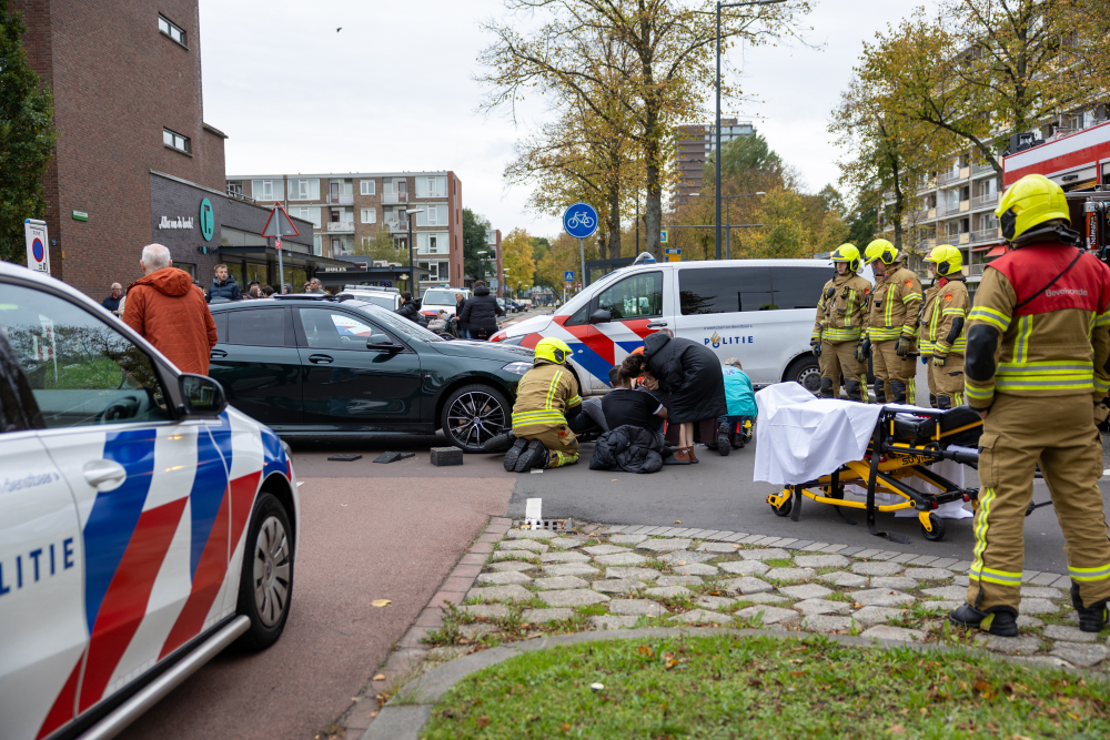 Brandweer bevrijdt beknelde fatbiker onder auto, meisje naar ziekenhuis