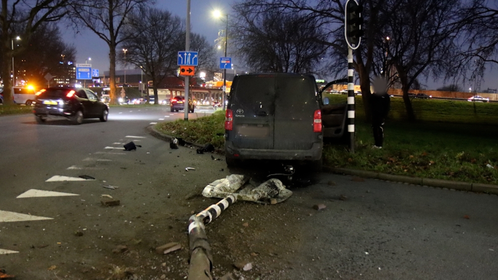 Verkeerslicht volledig vernield bij frontale botsing op Schiedams kruispunt