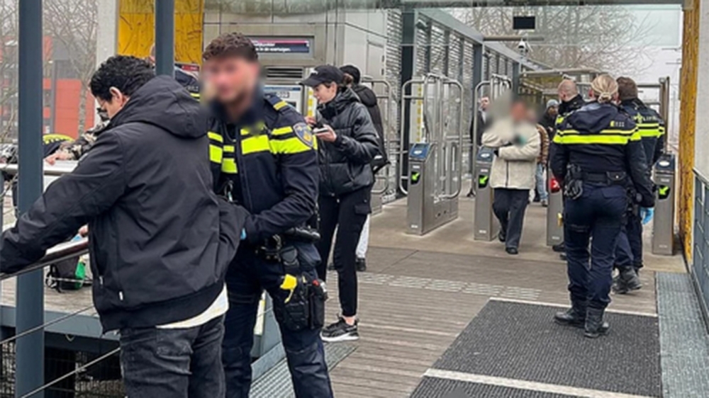 Messen, geld en traangas aangetroffen bij fouilleeracties rond stations