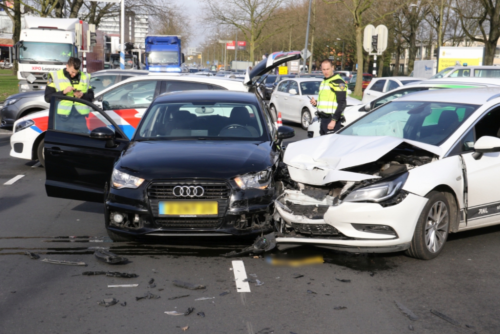 Verkeerschaos na aanrijding op 's-Gravelandseweg
