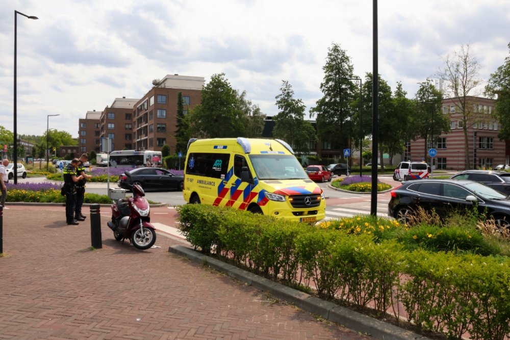 Man gewond na val met de scooter op de Van Hogendorplaan