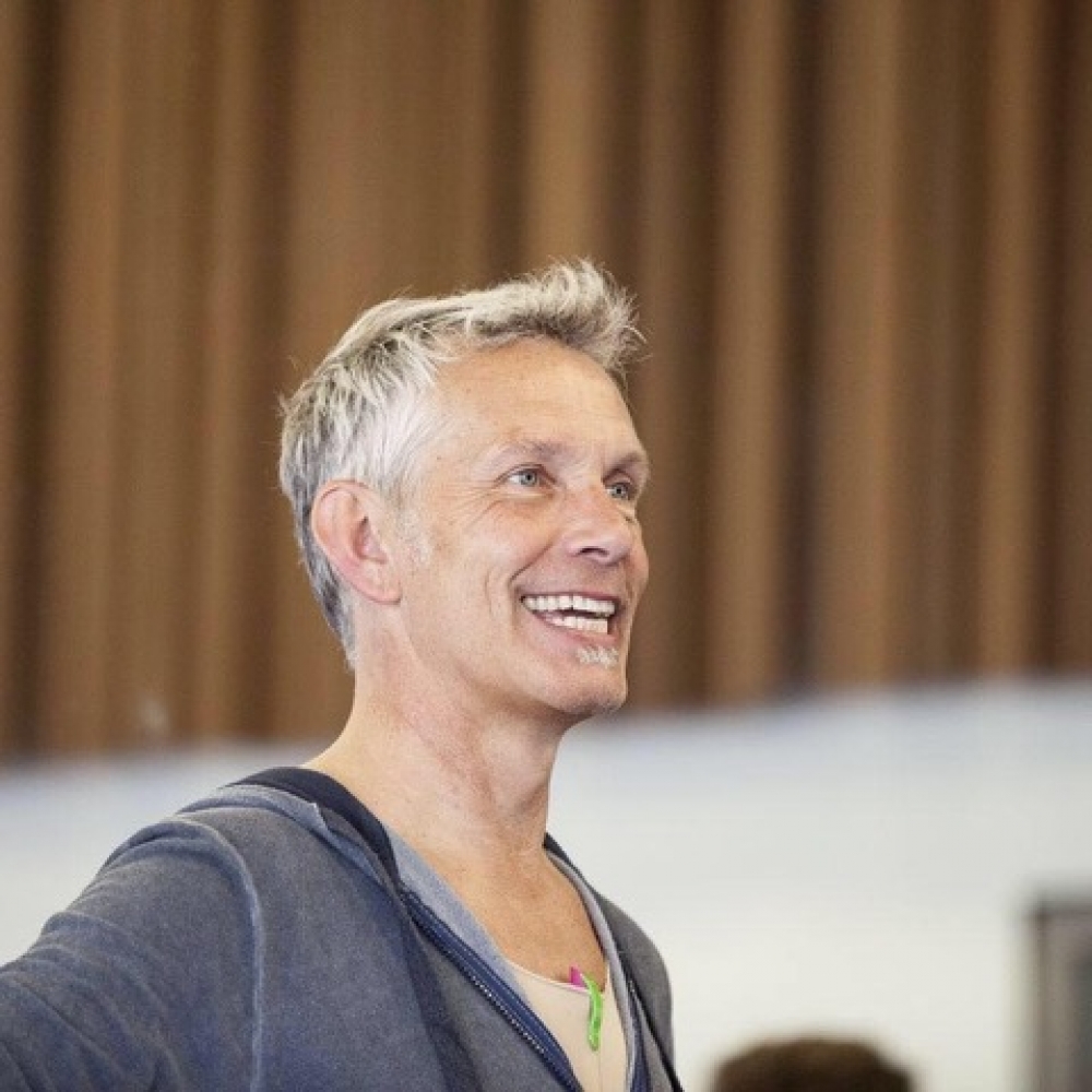Artistiek Leider Rinus Sprong staat met 'waanzinnig getalenteerde gezelschap' in zijn Schiedam