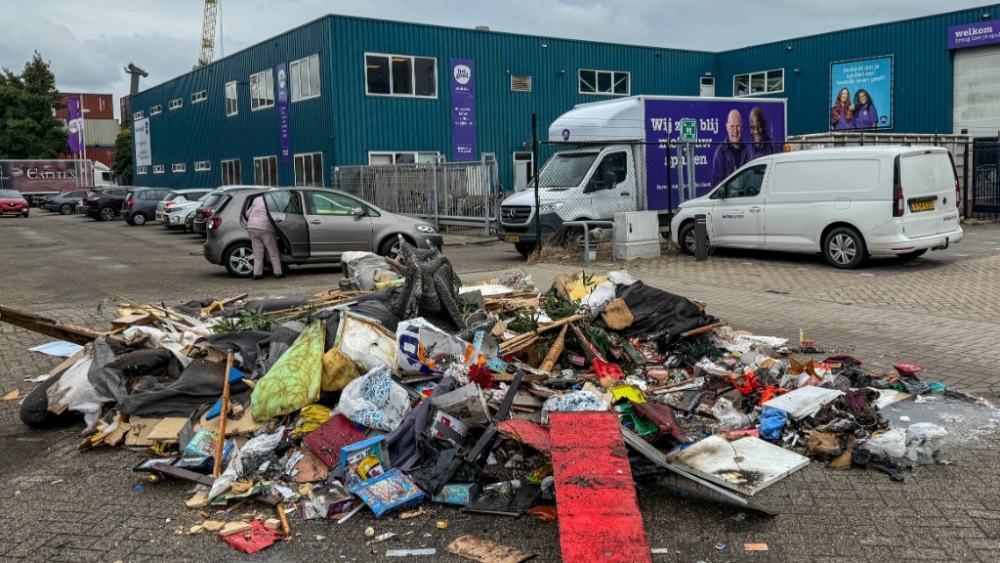 Brandende inhoud vuilniswagen op straat gedumpt In Vlaardingen