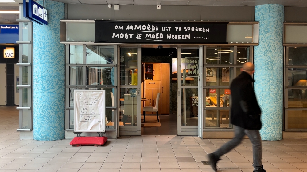 Dit is waarom er een ogenschijnlijk normale woonkamer op Schiedam Centrum staat