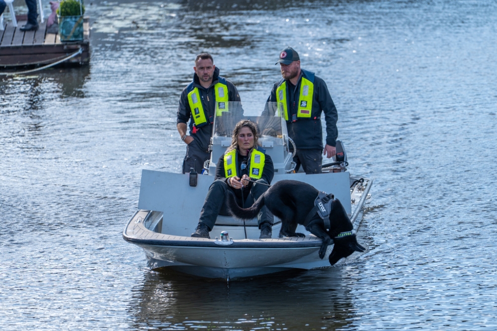Politie zoekt met duikers en hond in Vlaardingse Vaart na vondst mensenvoet