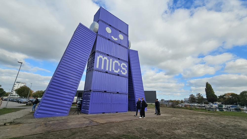 Robot van 16 meter hoog langs de snelweg onthuld door kersverse wethouder