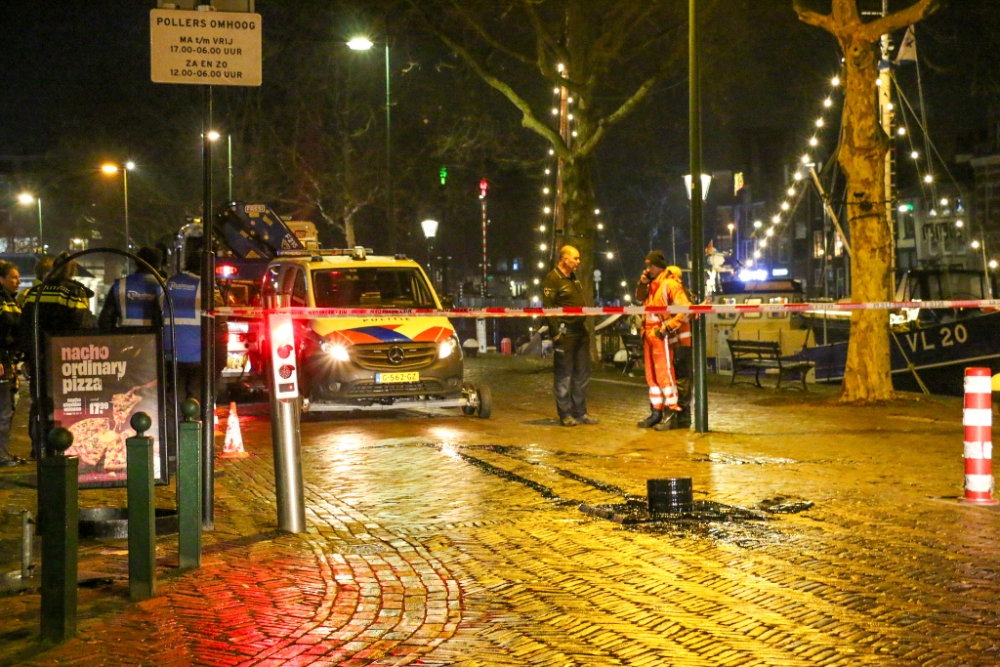 Politiebus ramt poller op Westhavenkade: zowel bus als poller zwaar beschadigd