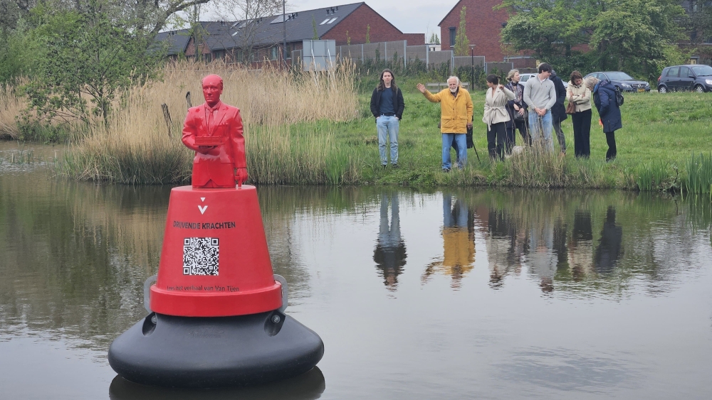 Grondlegger Westwijk geëerd met boei, onder toeziend oog van 92-jarige zoon