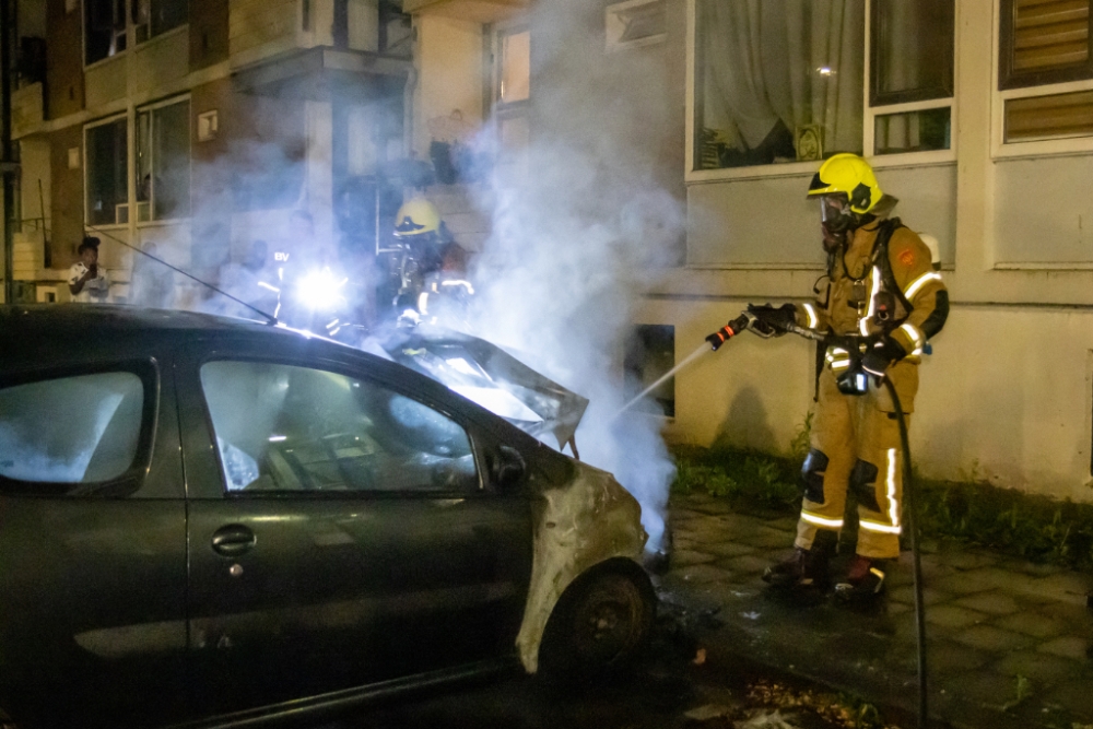 Geparkeerde auto in brand in Schiedam-Nieuwland