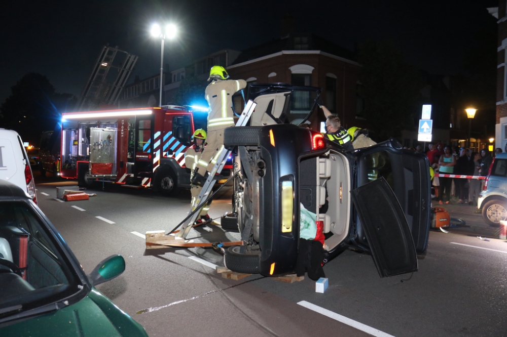 Auto komt na ongeval op Nieuwe Maasstraat op zijkant terecht, bestuurster gewond