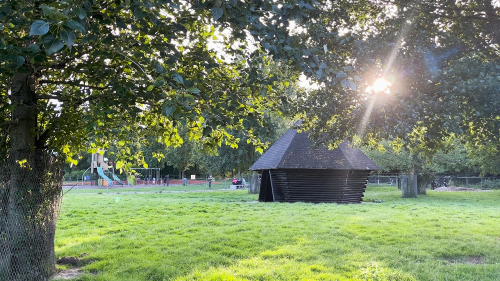 De kinderboerderij aan het Heemtuinpad, op de achtergrond de speeltuin