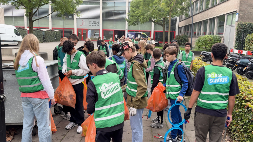 Schiedam in één dag schoon: leerlingen en bewoners ruimen zwerfafval op