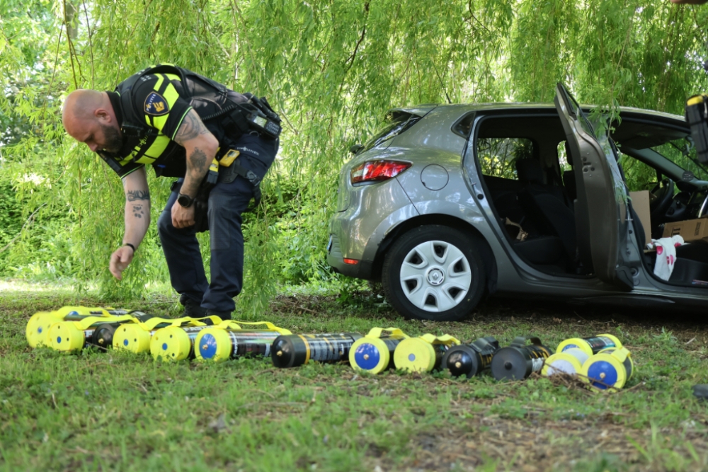 Door politie achtervolgde auto blijkt vol te zitten met lachgastanks