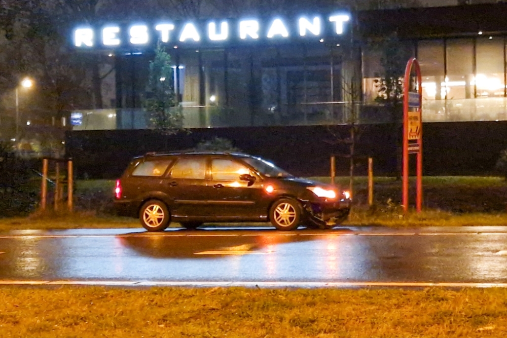 Auto wijkt uit voor zwaan en komt in vangrail terecht