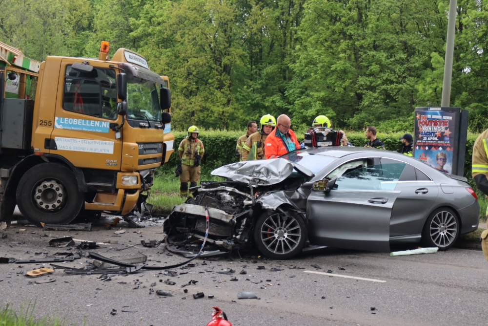 Persoon bekneld na aanrijding tussen auto en vrachtwagen