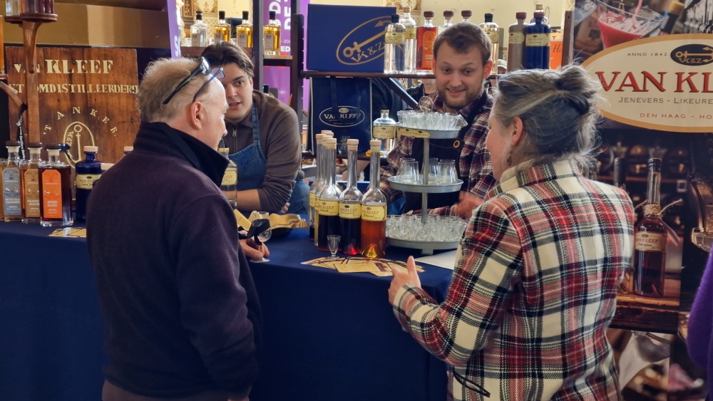 Distillateurs uit binnen- en buitenland geven Jeneverfestival kleur