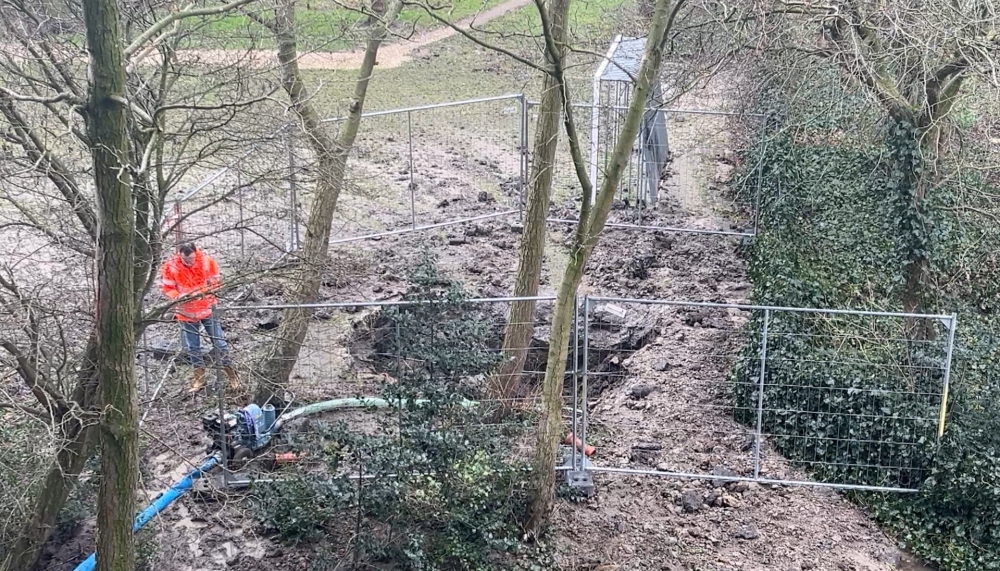 Voetbalveldje Eksterlaan blijft nog even modderige vlakte na waterleidingbreuk