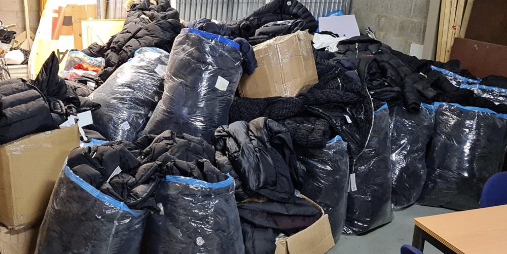 Handhaving stuit op 'winkel' vol met nepmerkkleding