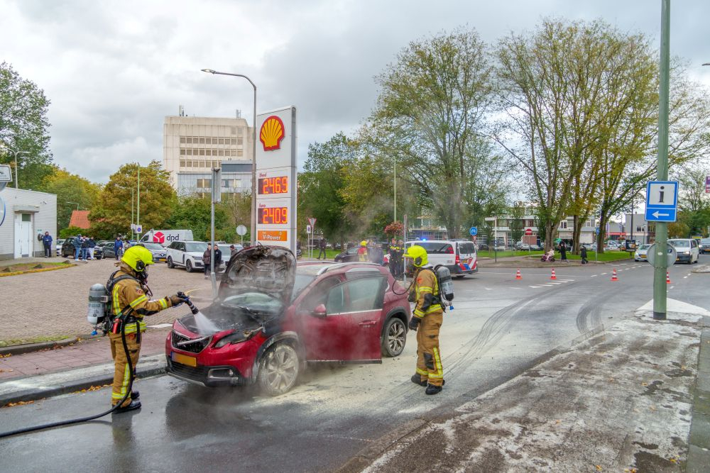 Auto vat vlam op Van Beethovensingel in Vlaardingen