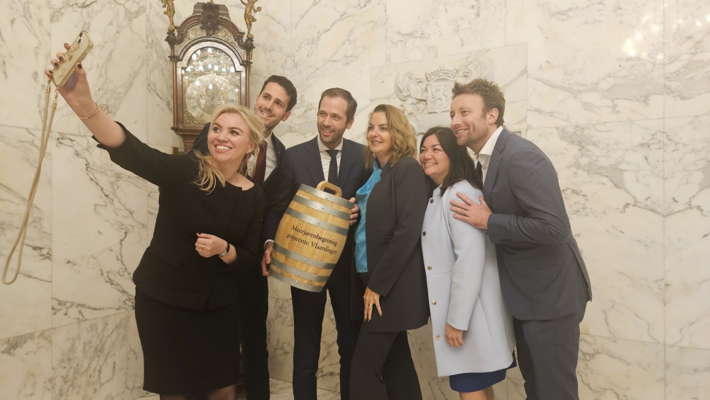 Het Vlaardingse college poseert trots voor een selfie na de begrotingsbehandeling