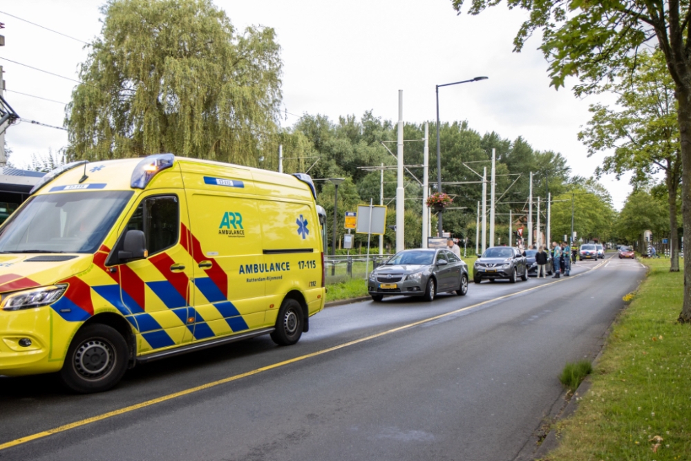 Drie auto's botsen op elkaar in Vlaardingen