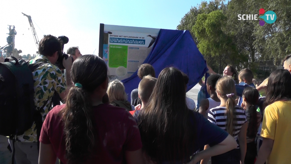 Informatiebord getijdenpark Wilhelminahaven onthuld: 'Kom genieten van de natuur'