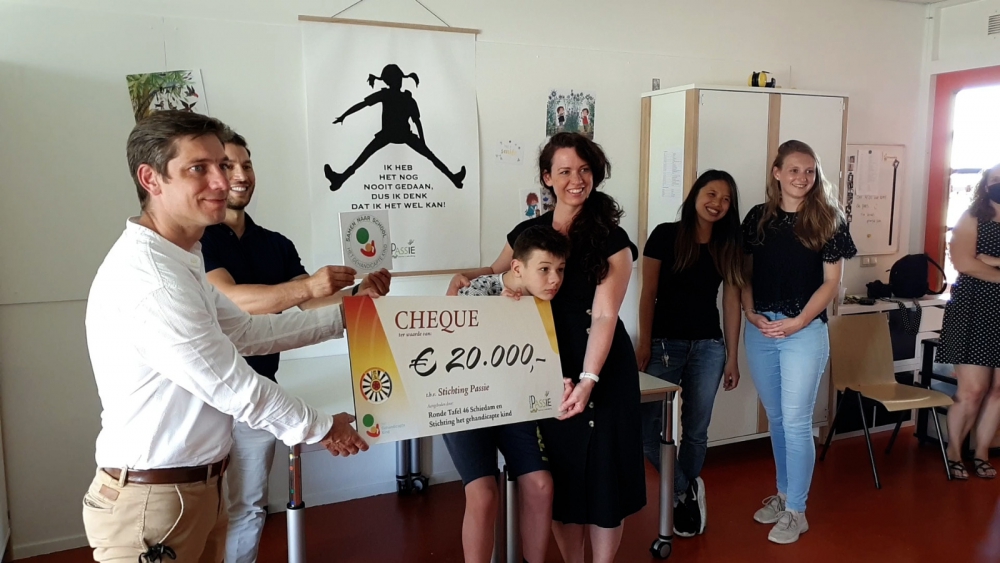 Ronde Tafel Schiedam reikt cheque van 20.000 euro uit aan Stichting Passie