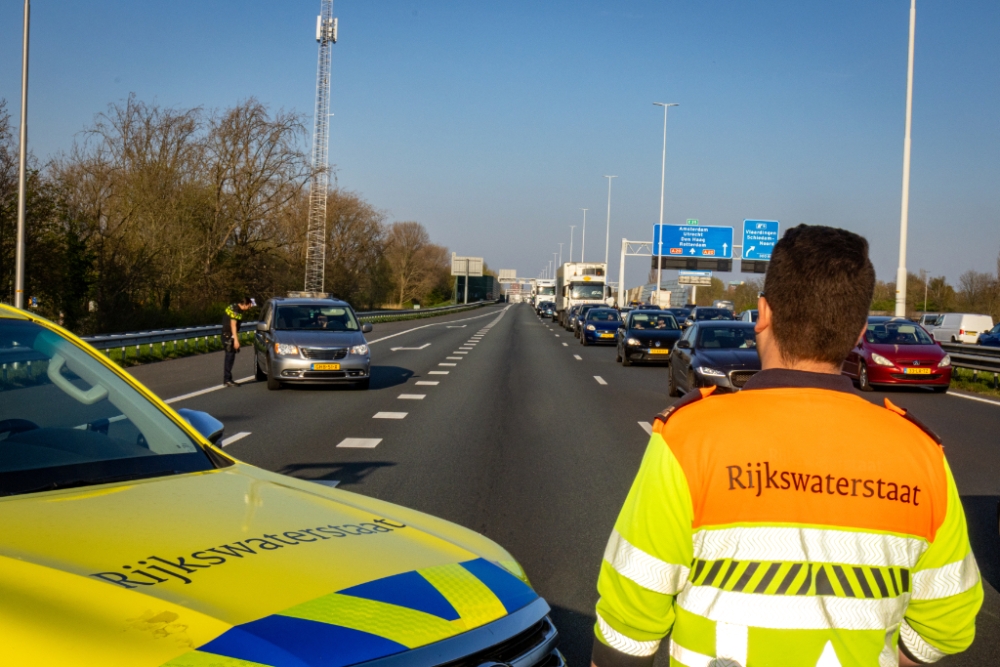 Afrit A20 bij Vlaardingen dicht na aanrijding tussen twee auto's