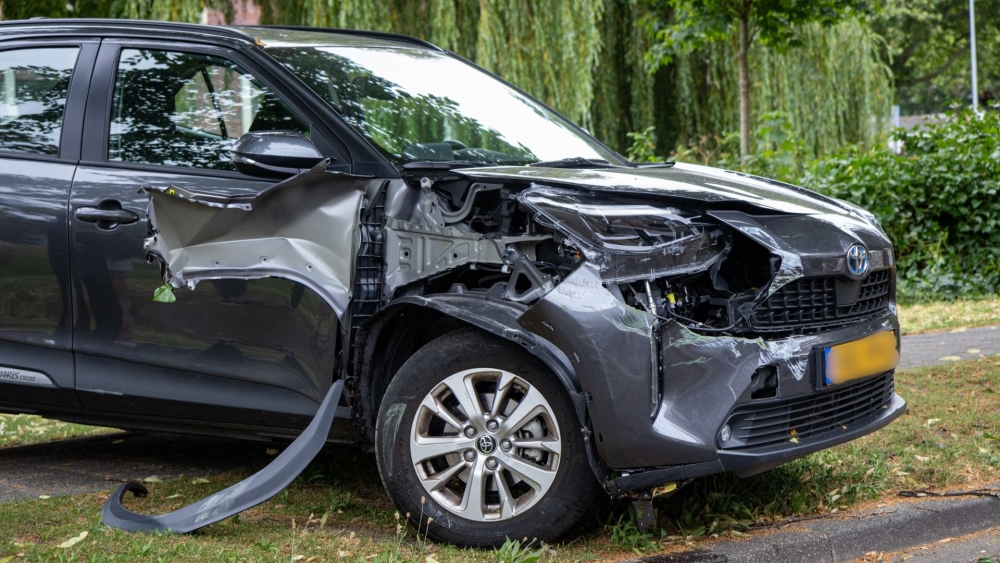 Auto heeft flinke schade na harde botsing met bouwcontainer