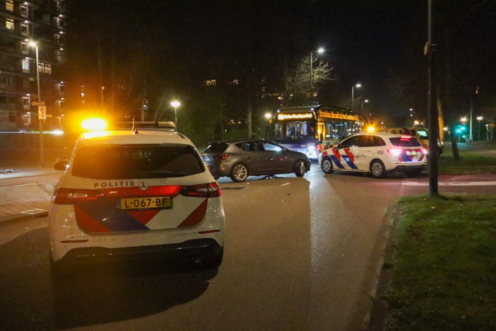 Inzittenden van auto die aanrijding veroorzaakt slaan op de vlucht