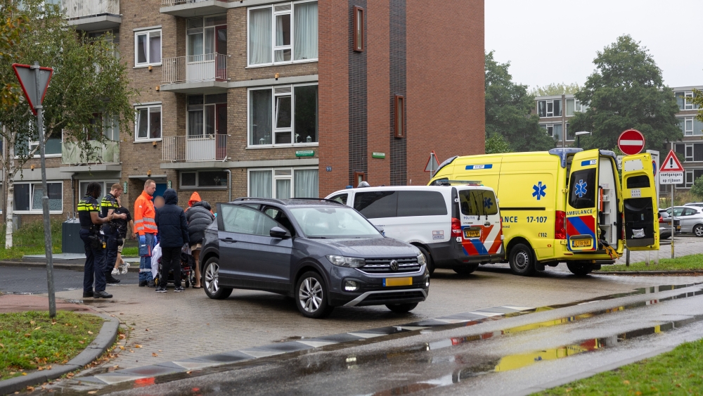 Scootmobiel gekanteld na aanrijding met auto op de Laan van Bol'Es in Schiedam