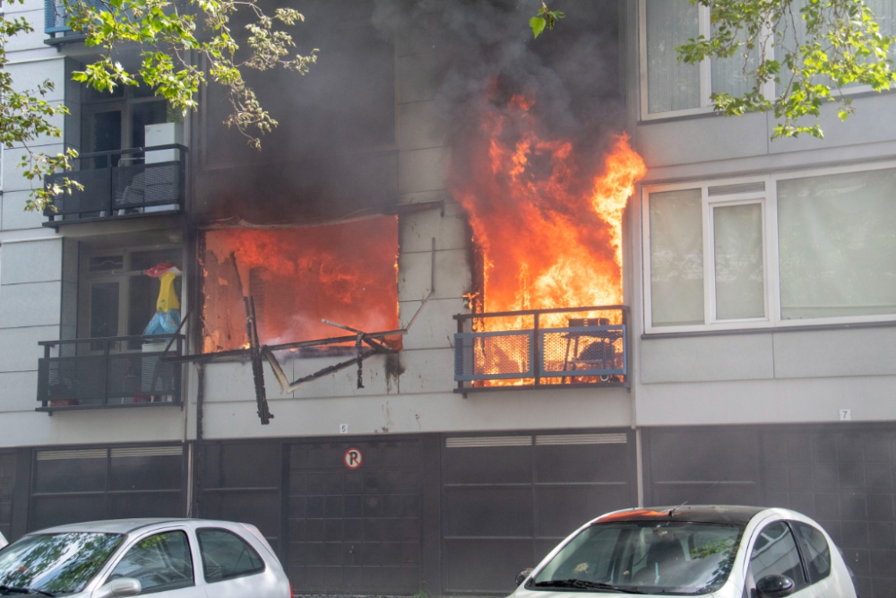 Uitslaande brand verwoest flatwoning in Nieuwland: 'monteurs redden drie mensen'