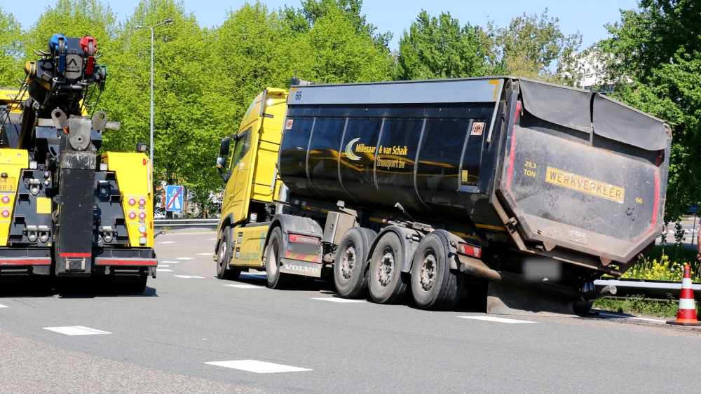 Gecrashte vrachtwagen leidt tot afgesloten afrit A20 bij Schiedam