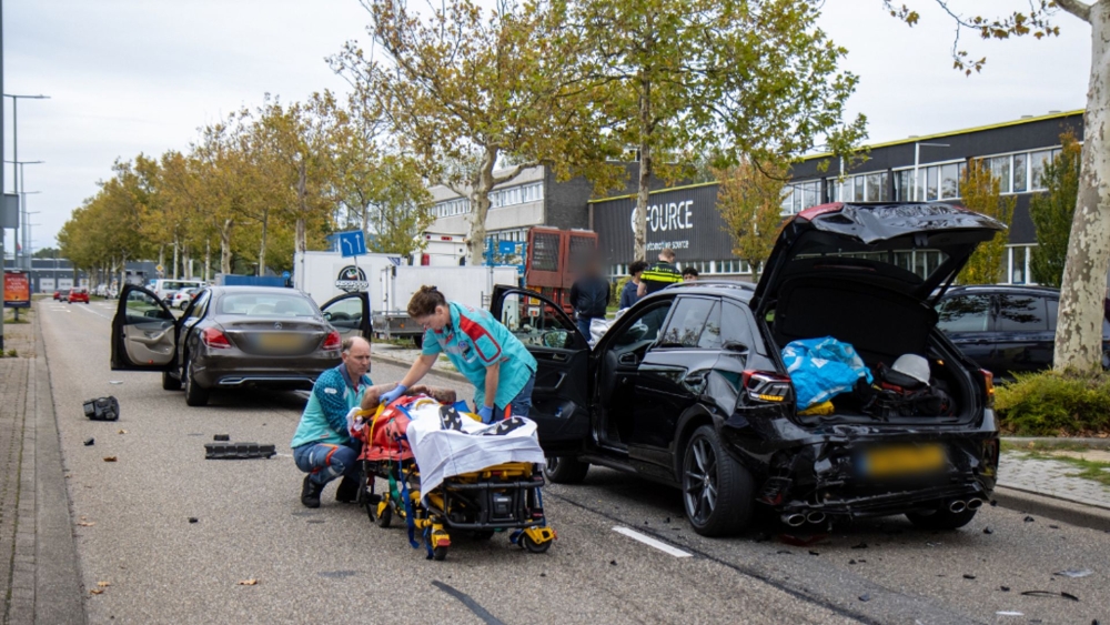 Fors ongeval met twee auto’s op ’s-Gravelandseweg, inzittenden naar het ziekenhuis