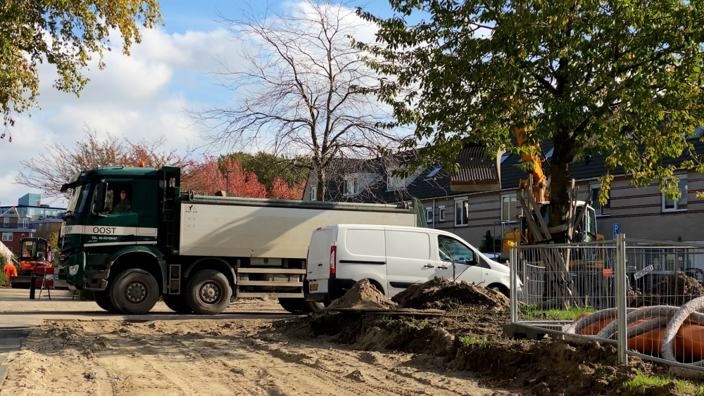 Bewoners Akkers bezorgd over vervuilde grond in hun wijk: "aantal mensen hebben gezondheidsklachten, die denken door dat havenslib"