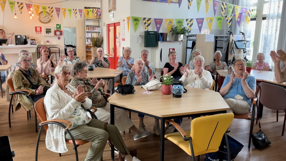 Oudere Schiedammers zingen uit volle borst mee met klassiekers uit hun jeugd