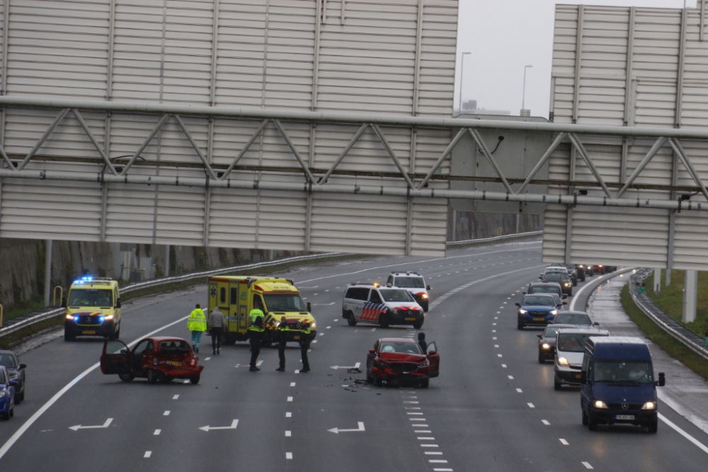 Twee auto's zwaar beschadigd bij aanrijding op de A4; ongeval zorgt voor lange files