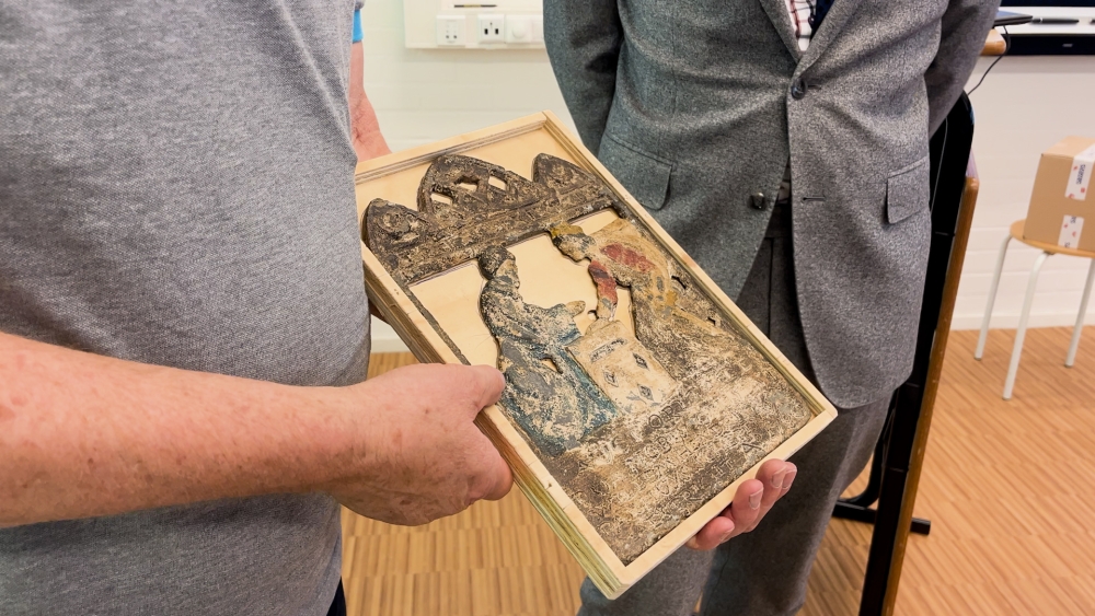 Schiedam onthult tentoonstelling over 'echt neppe' plaquettes uit 20e eeuw