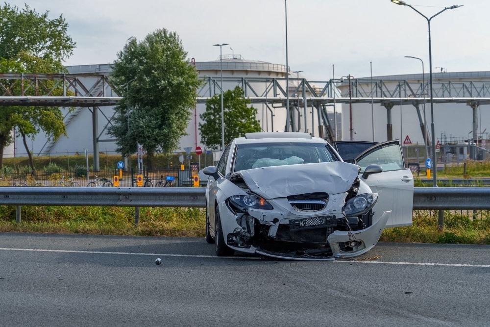 Vrachtwagen en auto botsen na de Beneluxtunnel
