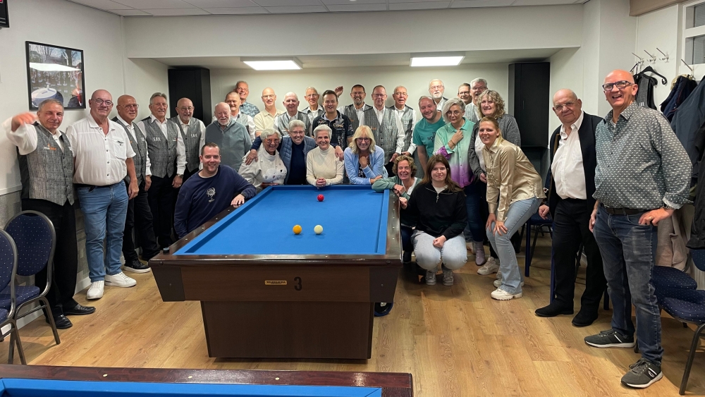 De biljarters in hun nieuwe ruimte, samen met hun nieuwe buren van de Haringkoppen