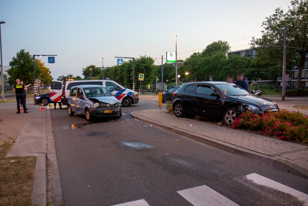 Veel schade bij botsing tussen auto's op de Burgemeester van Haarenlaan
