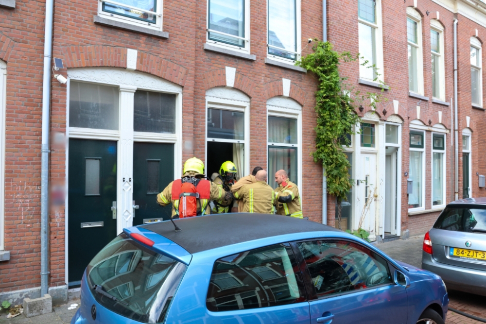 Mindervalide man valt tijdens het koken, brandweer redt hem