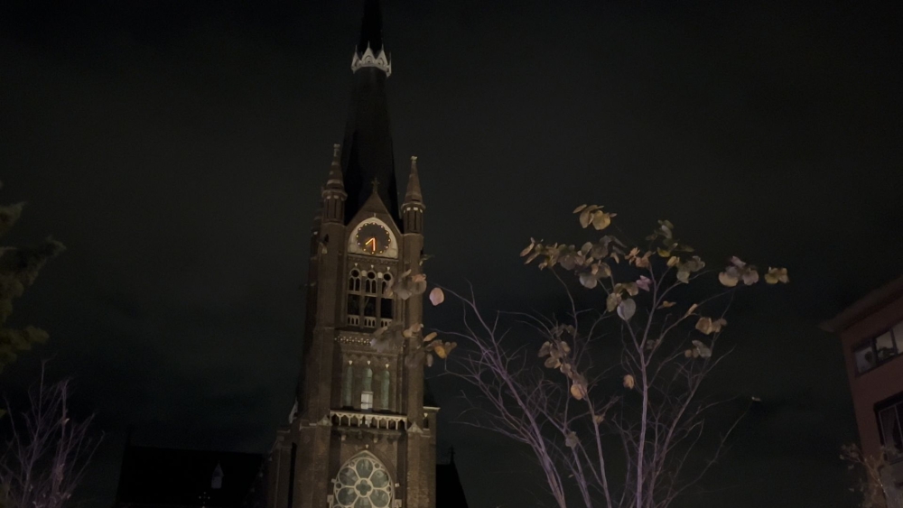 Man steekt mouwen van jas in brand tijdens mis in Liduina Basiliek