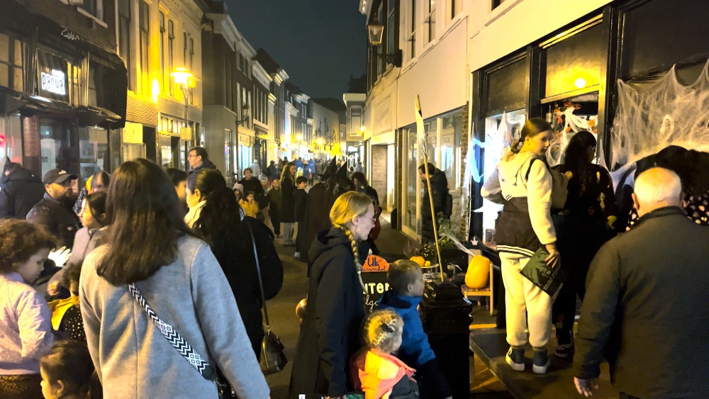 Halloweengriezeltocht op de Hoogstraat: ‘Heel druk, heel gezellig, maar ook heel griezelig’