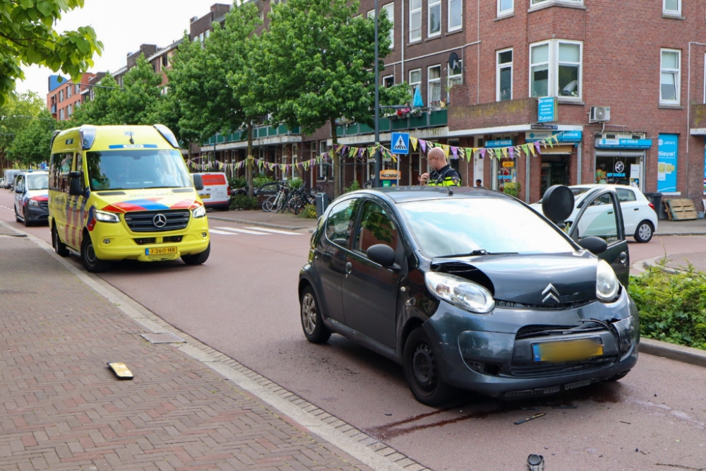 Automobilist botst frontaal op andere auto, vlucht en ramt geparkeerde auto&#039;s