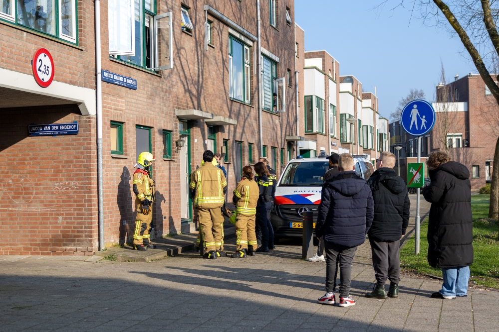 Bewoners Woudhoek bellen hulpdiensten als ze sterke bezinelucht ruiken