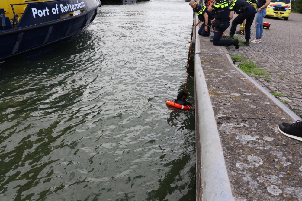 Boa's redden mensen uit het water in Vlaardingen: 'De auto was al gezonken'